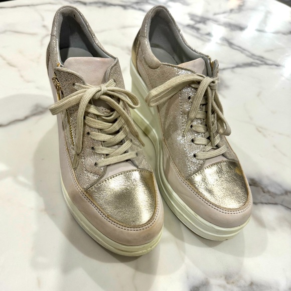 Women's Vicino wedge sneaker size 8 - Picture 2 of 4